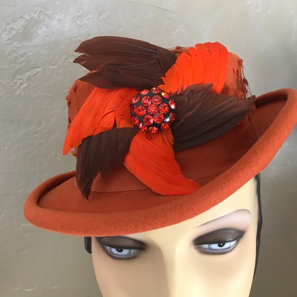 JAUNTY 1950\'s BURNT ORANGE FELT \'EQUESTRIAN\' HAT WITH FEATHER WINGS & JEWEL TRIM main image 14